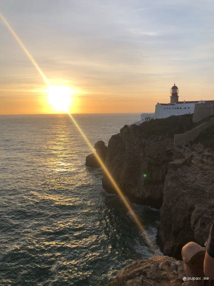 Il faro di Cabo de São Vicente sulla scogliera al tramonto