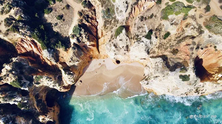 Calette e archi di roccia sull'acqua turchese di Ponta da Piedade, visti dal drone