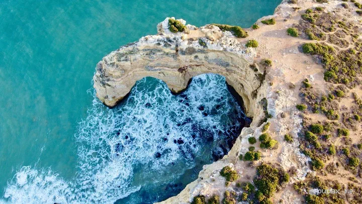 Il doppio arco di roccia a Praia da Marinha visto dal drone