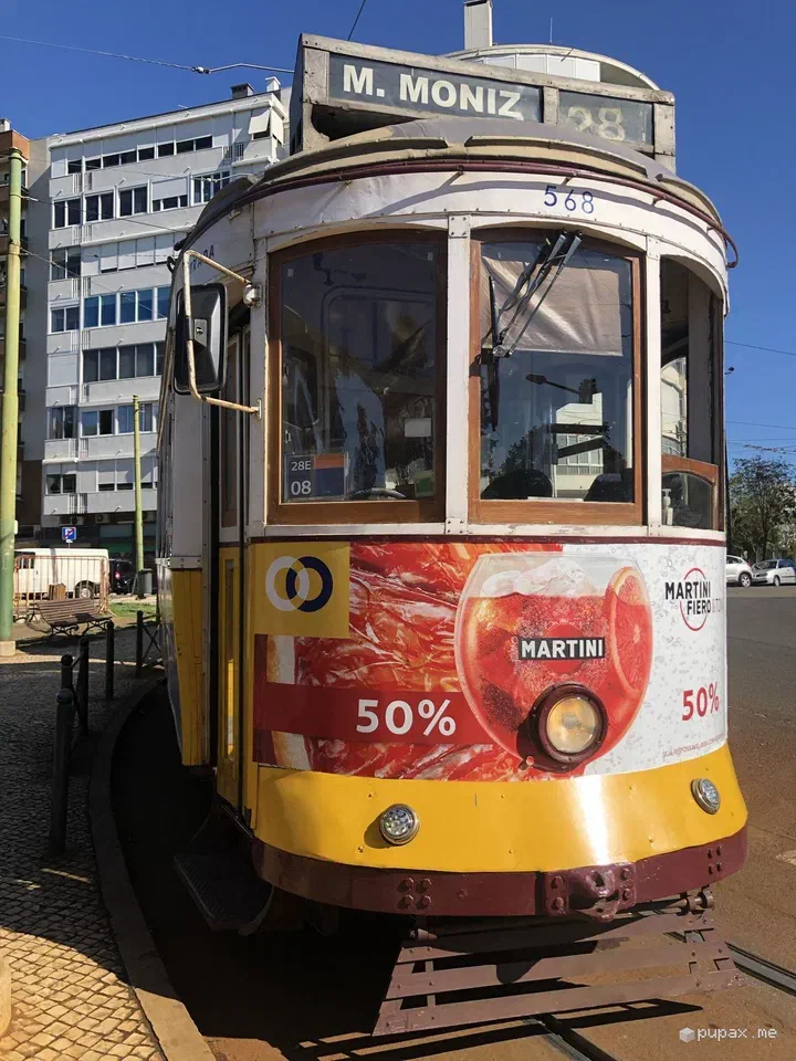 Un tram storico giallo in una strada di Lisbona