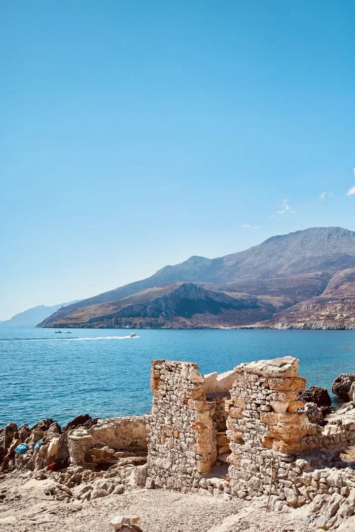 I ruderi della Tonnara del Secco sul mare turchese