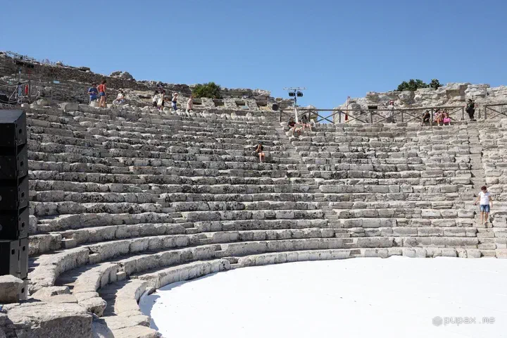 Le gradinate in pietra del teatro greco di Segesta