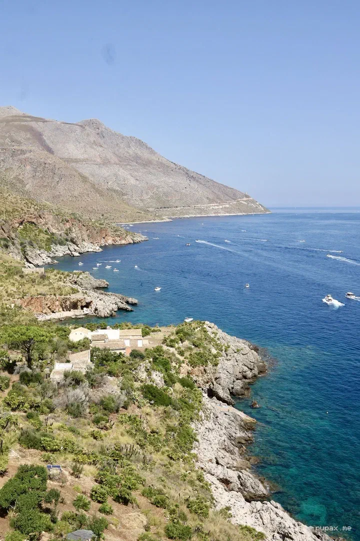 La costa della Riserva dello Zingaro e il sentiero visti dall'alto
