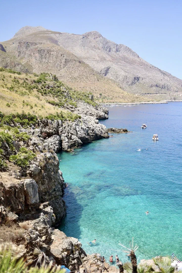 La caletta turchese della Tonnarella dell'Uzzo tra le rocce