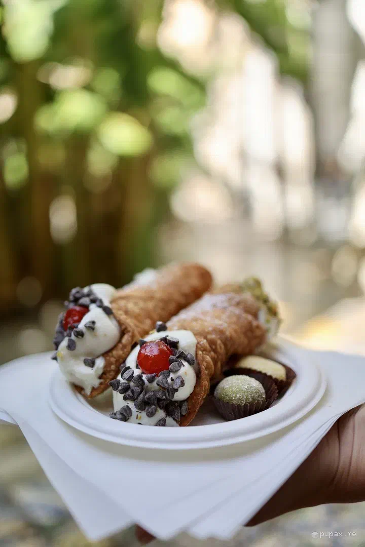 Due cannoli siciliani su un piatto, a Palermo