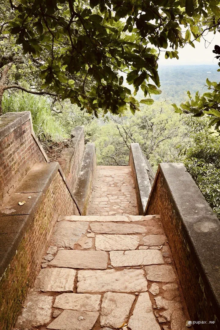 La scalinata in pietra che sale verso la cima della Lion's Rock a Sigiriya