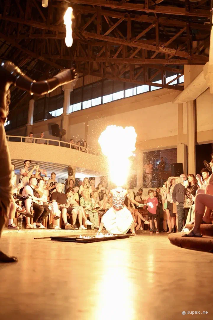 Un danzatore con il fuoco durante lo spettacolo di danze a Kandy