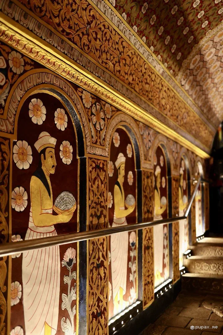 Un corridoio decorato del Tempio del Dente a Kandy