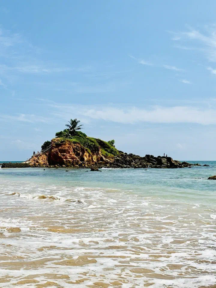 La spiaggia di Mirissa con l'isolotto di Parrot Rock