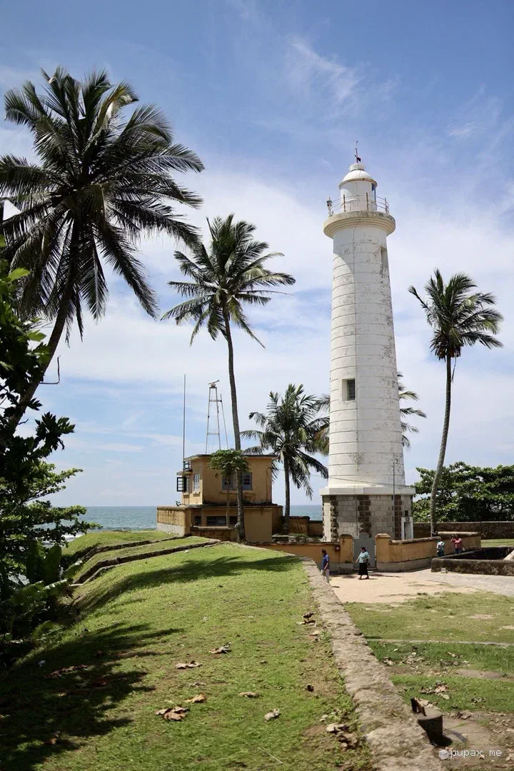 Il faro bianco di Galle Fort tra le palme