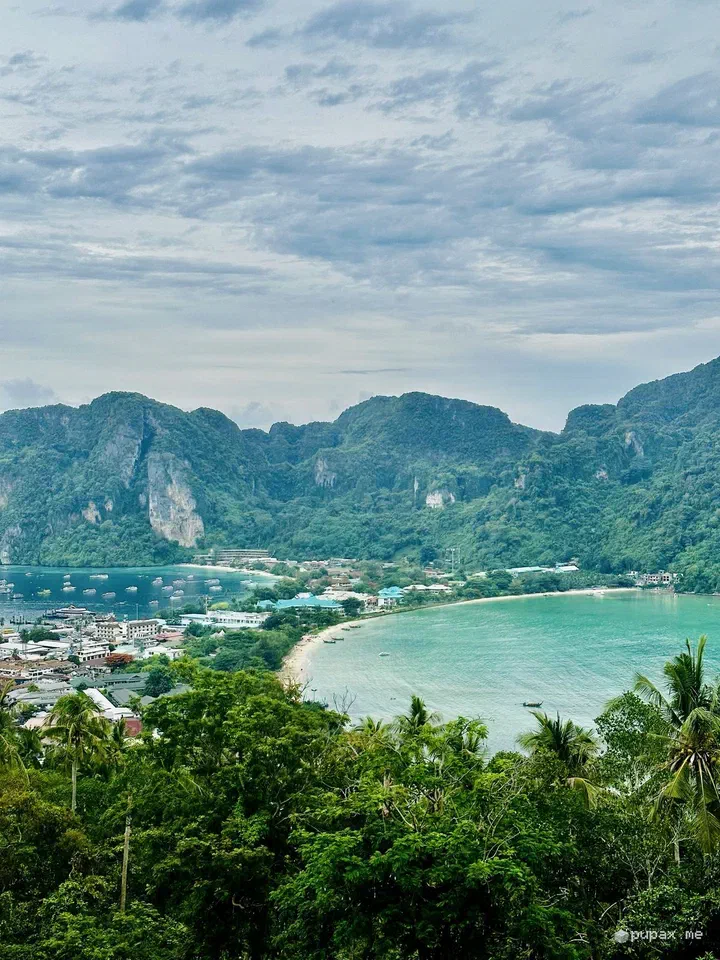 Le due baie di Phi Phi Don viste dal belvedere