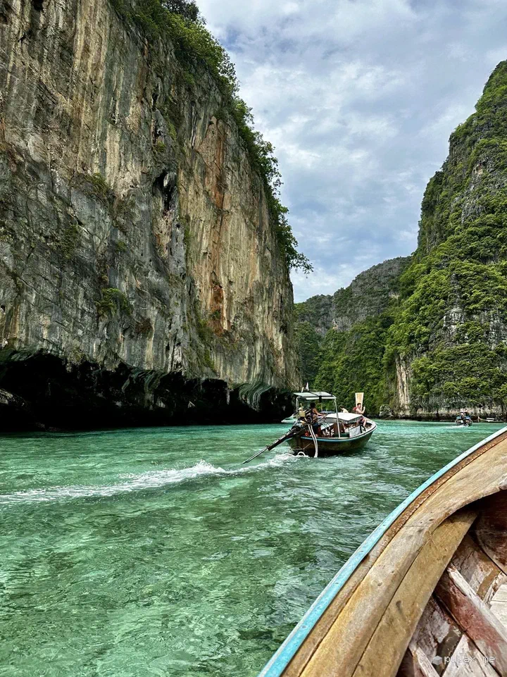 Una longtail tra le pareti di roccia di Pileh Lagoon