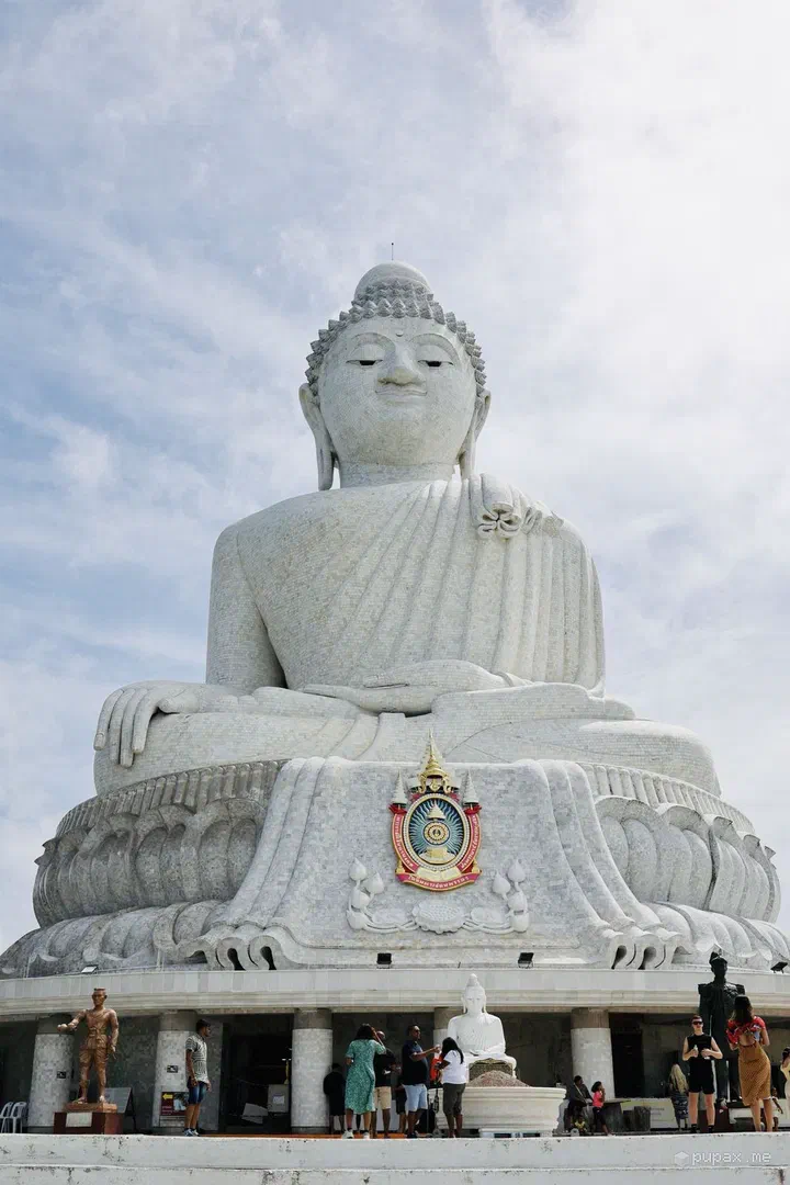 La statua bianca del Big Buddha di Phuket contro il cielo