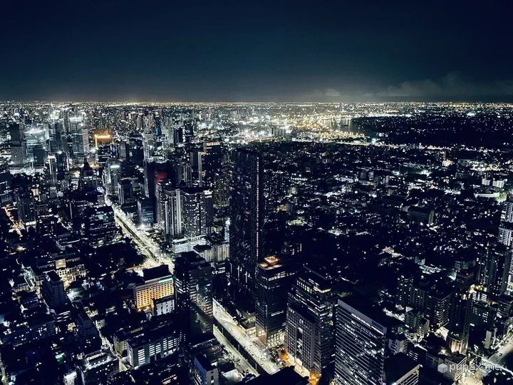 Bangkok di notte vista dal 78° piano del King Power Mahanakhon