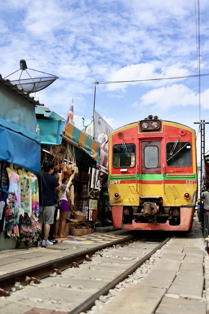 Il treno che passa in mezzo alle bancarelle del Maeklong Railway Market