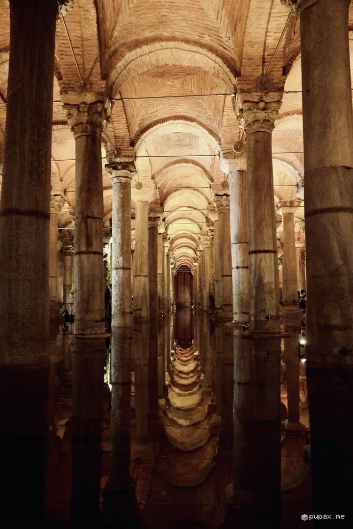 Le colonne della Cisterna Basilica riflesse nell'acqua