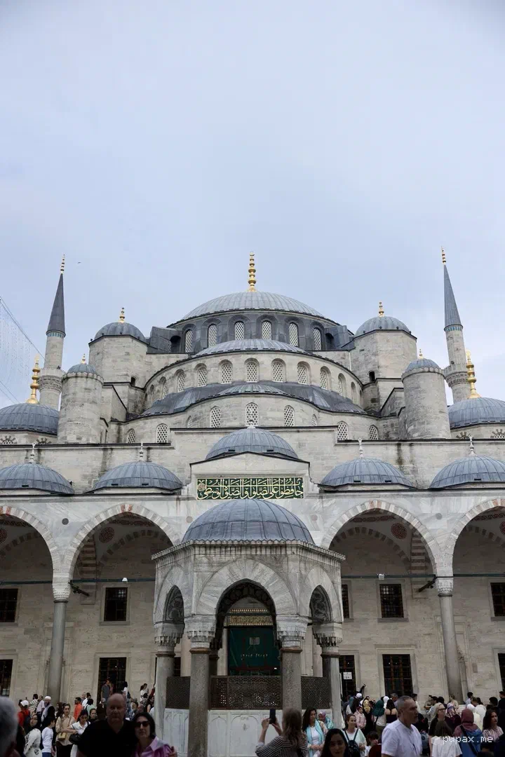 Il cortile e le cupole della Moschea Blu