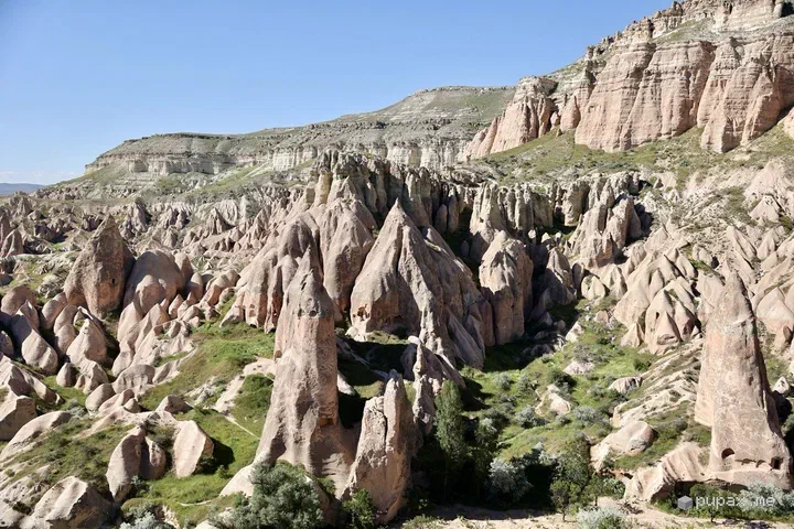 I camini di tufo e le creste rosa della Rose Valley in Cappadocia