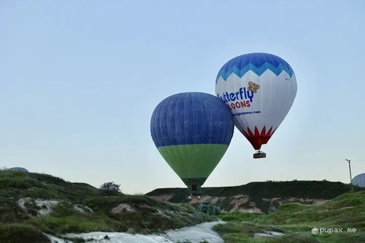 Due mongolfiere che si staccano da terra in Cappadocia