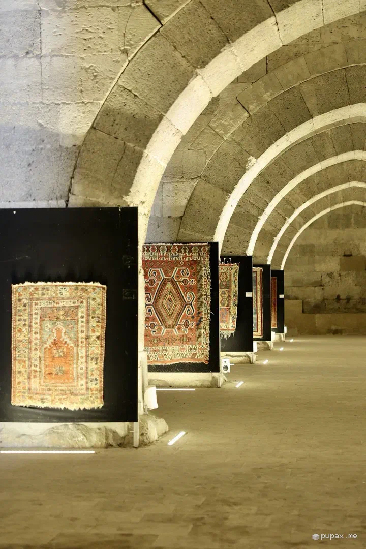 La sala ad archi del caravanserraglio di Sultanhanı con i tappeti esposti