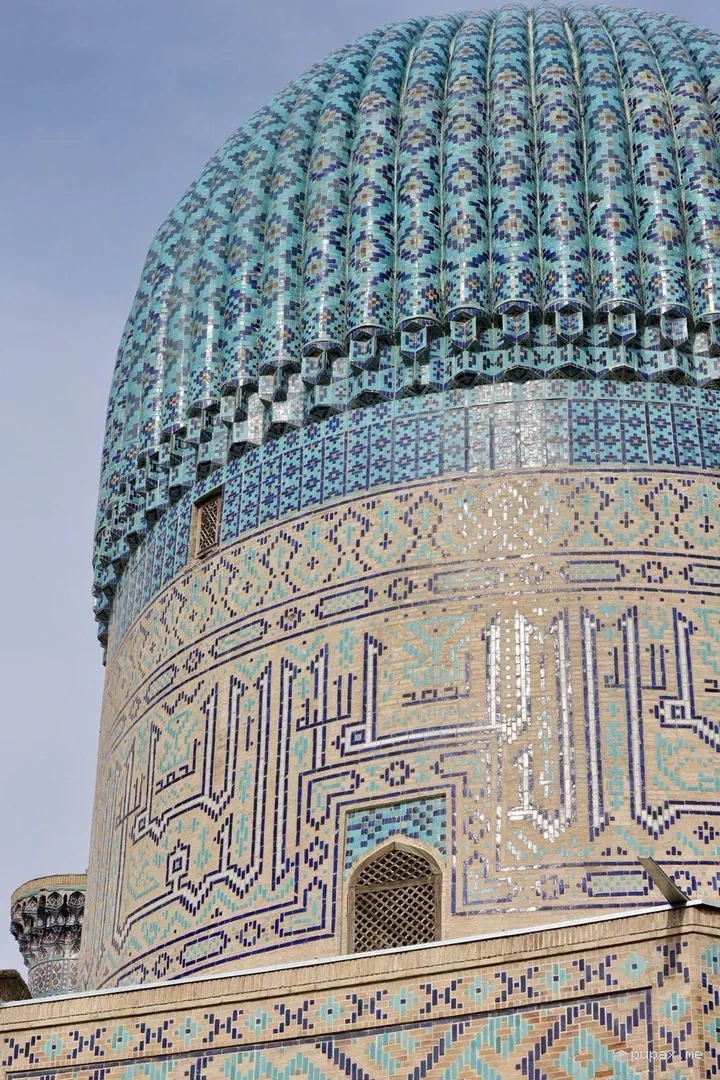 La cupola costolonata turchese del mausoleo di Gur-e-Amir a Samarcanda