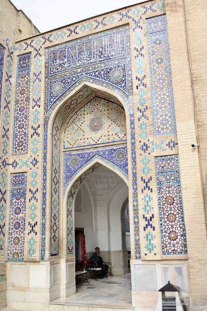 Un portale di maioliche blu nella necropoli di Shah-i-Zinda
