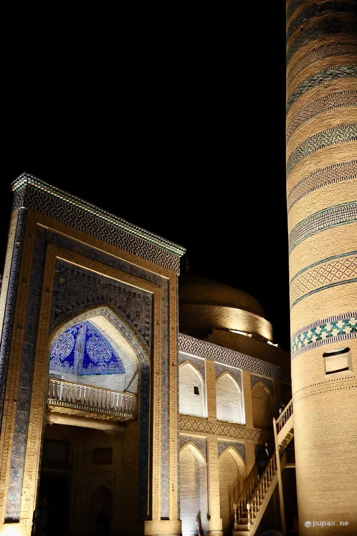Un portale e un minareto di Khiva illuminati di notte