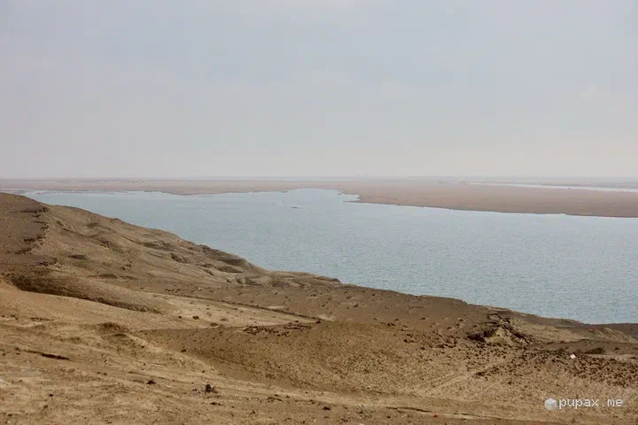 La riva del lago d'Aral sotto un cielo grigio