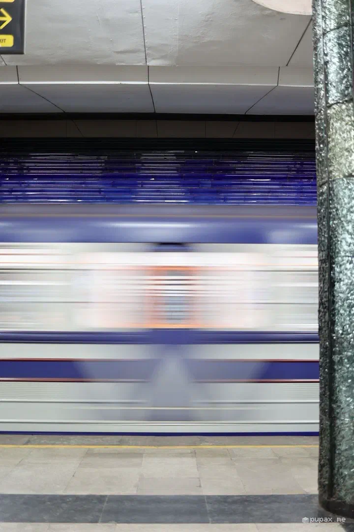 Un treno in corsa in una stazione decorata della metropolitana di Tashkent